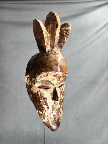Masque de style Guro (type Gu) à cimier tripartite, Côte