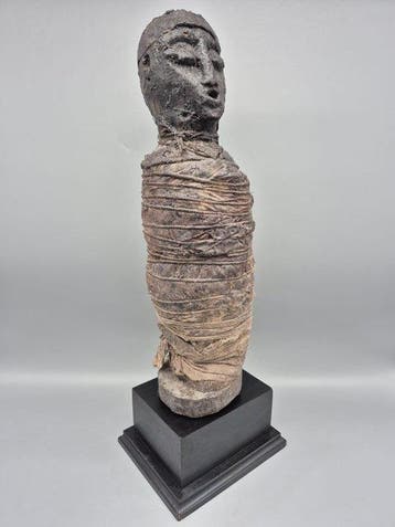 Fetisj figuur - Hout, stof, koordje - 1970-1980 - Prachtige