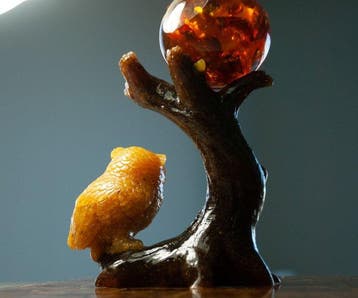 Owl & Tree Baltisch amber-beeldje dat een amberbol vasthoudt