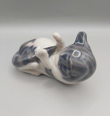 Royal Copenhagen - A. Nielsen - Figuur - Spielende Katze, Antiek en Kunst