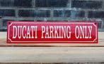 Ducati Parking Only ROOD, Verzamelen, Merken en Reclamevoorwerpen, Verzenden, Nieuw