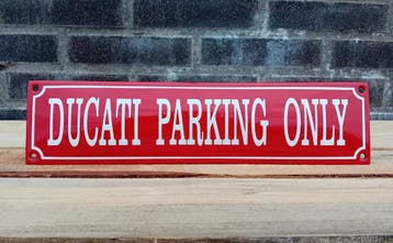 Ducati Parking Only ROOD, Verzamelen, Merken en Reclamevoorwerpen, Verzenden, Nieuw