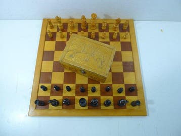Jeu déchecs type Regence café de Paris avec echiquier et