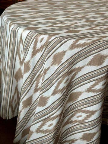 Etnisch tafelkleed met ikat-stijl patroon voor grote tafels.