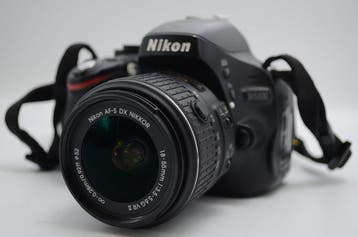 Nikon D5100 + AF-S DX NIKKOR 18-55mm F3.5-5.6 G VR II, Audio, Tv en Foto, Nieuw