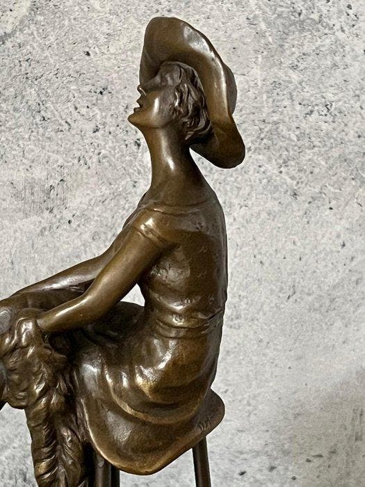 sculptuur, Elegant Bronze Sculpture – Seated Lady with Hat, Antiquités & Art, Art | Objets design