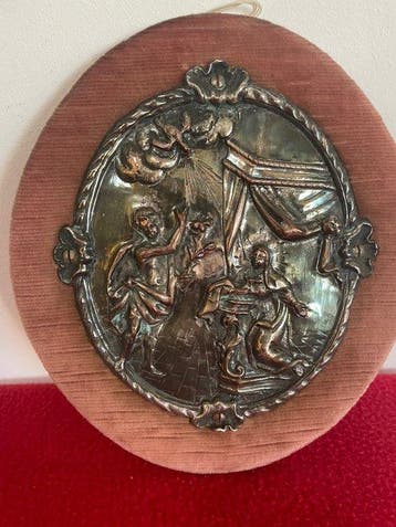 Insigne Antica placca ovale sbalzata con scena