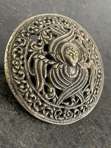 Nabij-Oosterse opengewerkte broche met gevleugeld figuur –, Antiek en Kunst