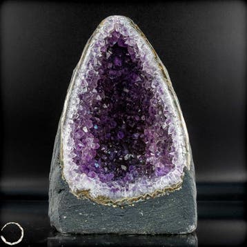Natuurlijke amethist kristalkathedraal – diepviolette