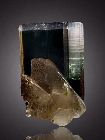 Tourmaline incroyable associée au quartz, couleur splendide.