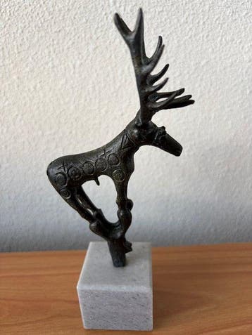 sculptuur, Bronzen beeld van een Hettitisch hert op marmeren