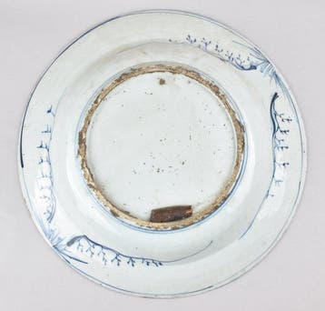 Onderbord - Een Chinees blauw-witte kraakschotel versierd