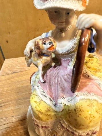 Meissen - Figuur - Lady with Dog Looking in Mirror -, Antiek en Kunst