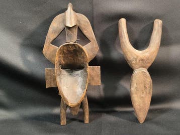Lot van 2 houten sculpturen: een antropomorfe slinger en een
