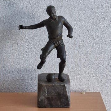 Beeldje - Voetballer met bal - Gepatineerd brons