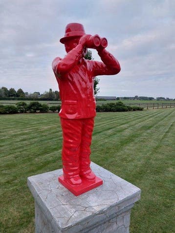 Beeld, man met verrekijker rood - 90 cm - polyresin