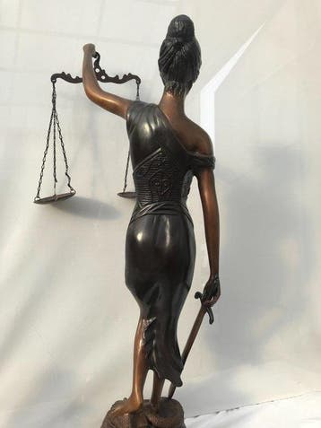 sculptuur, Lady justice - 80 cm high - 80 cm - Gepatineerd