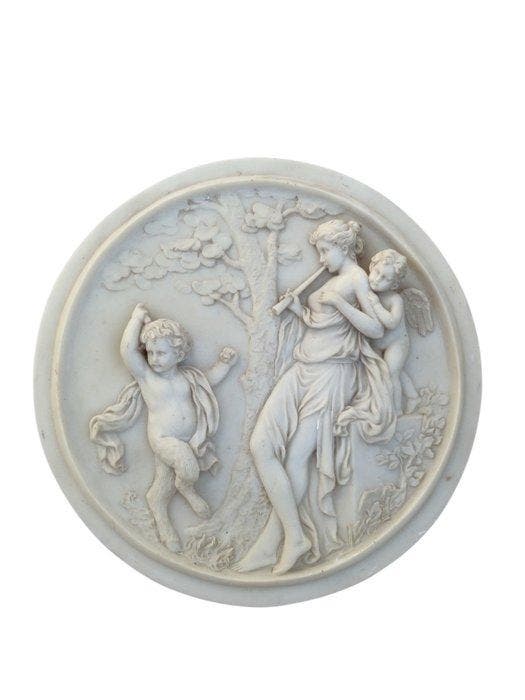 Figuur - Bas-relief van composietmateriaal Cupido en de, Antiquités & Art, Curiosités & Brocante