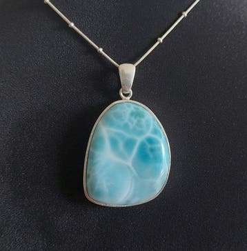 Een uitzonderlijk stuk. Natuurlijke larimar. Gezet in 925