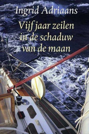 Vijf jaar zeilen in de schaduw van de maan 9789059610286, Boeken, Verzenden, Gelezen, I. Adriaans