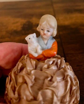 Beeldje - Half doll pincushion / antique sewing memorabilia