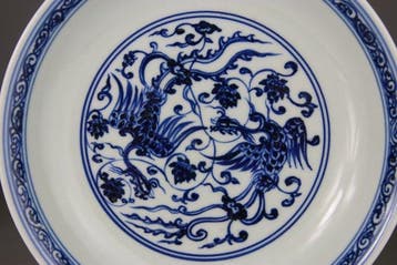 Bord van blauw-wit porselein - Feniks - Xuande-merkteken -