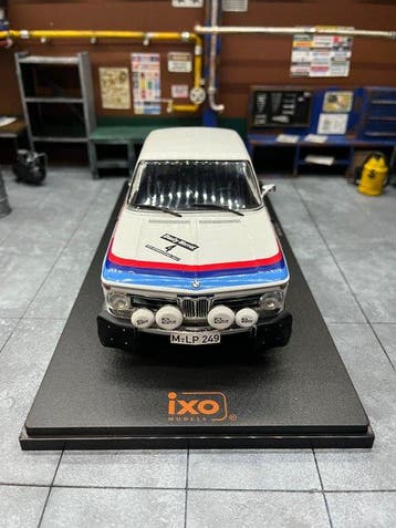 IXO 1:18 - Voiture miniature - BMW 2002 No. 4 RAC Rally