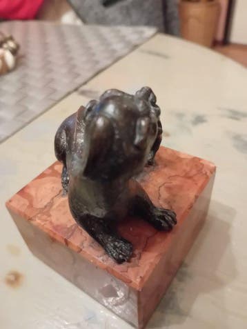 Zegel - massief bronzen beeldje