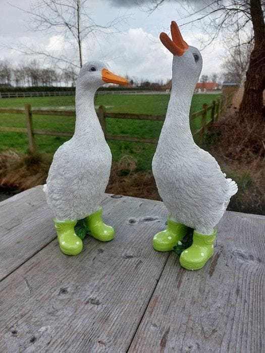 Beeld, funny goose with boots green - 32 cm - polyresin, Antiquités & Art, Curiosités & Brocante