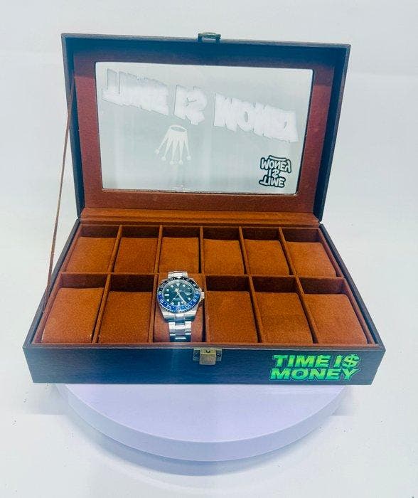Vanessa Fodera (1981) - TIME IS MONEY - LUXURY WATCH BOX, Antiek en Kunst, Kunst | Designobjecten