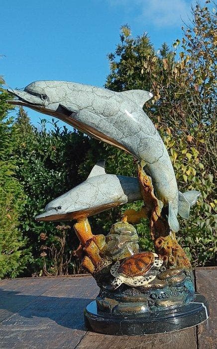 Sculpture, Zwaar beeld van twee dolfijnen in gekleurd brons, Antiquités & Art, Art | Objets design