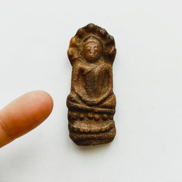 Indochinees Terracotta Zittende Boeddha op Naga-troon