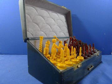 Jeu déchecs en bakelite coffret gainé cuir-king 90 mm -