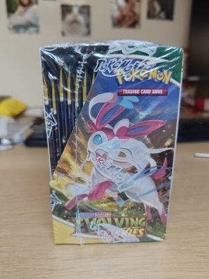 Pokémon - 1 Sealed box - Sword & Shield - Evolving Skies, Hobby en Vrije tijd, Verzamelkaartspellen | Pokémon, Nieuw