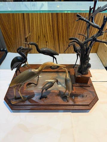 sculptuur, Een groep hoornen kraanvogels bij een vijver,, Antiek en Kunst
