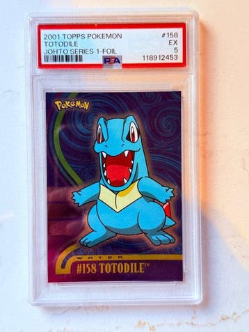 Pokémon - 1 Graded card - Totodile 158 Foil - PSA 5 -, Hobby en Vrije tijd, Nieuw