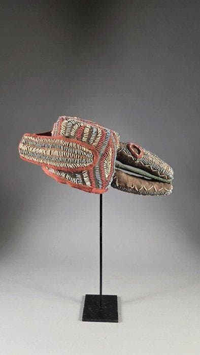 Hoed van stof en parels - Bamileke - Kameroen, Antiek en Kunst, Kunst | Niet-Westerse kunst