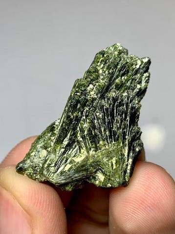 93 gram epidootcluster uit Skardu, Pakistan Kristalen - 93 g