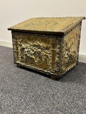 Kist - Gedreven messing - repoussé techniek