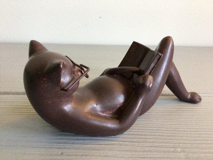 sculptuur, Lezende Kat - 6 cm - Hars, Antiek en Kunst, Curiosa en Brocante