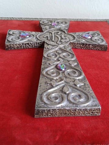 Devotioneel wandkruis op rood fluweel - hout, gegraveerd, Antiek en Kunst
