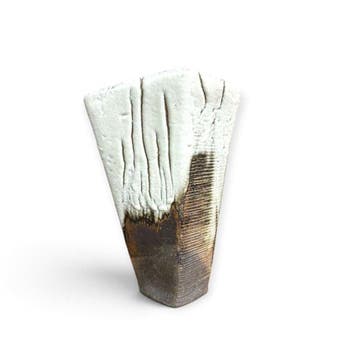 Tetsuhiko Ishijima – Sculpturale Mashiko-yaki vaas met wit