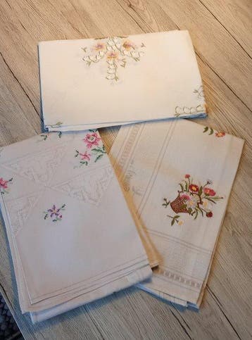 Nappe (3) - 148 cm - 100 cm - Fleur de broderie filigrane