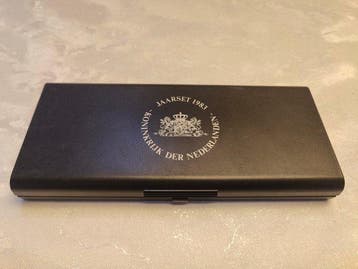 Nederland. 1979/1983, 5 x Officiële Jaarset &