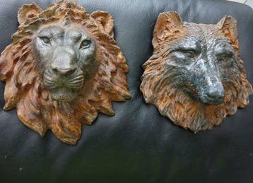 sculptuur, Two concrete sculptures of a lion and a wolf in