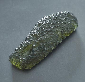 Moldaviet uit Chlum, Zuid-Bohemen - Hoogte: 3.1 cm -