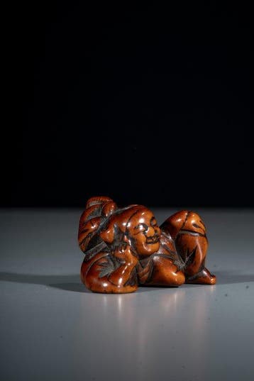 Een netsuke van buxushout van een slapende sarumawashi met, Antiek en Kunst