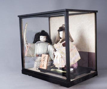 Ningyo poppenset Saga no Kotobuki - in vitrinekast - Pop -