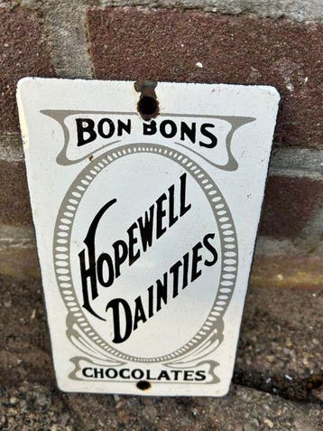 Vintage Hopewell Dainties Chocolates reclamebord – emaille