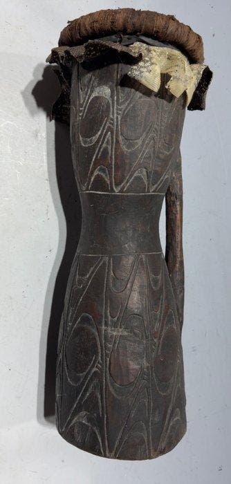Bon vieux souvenir de Sentani avec une figure de serpent -